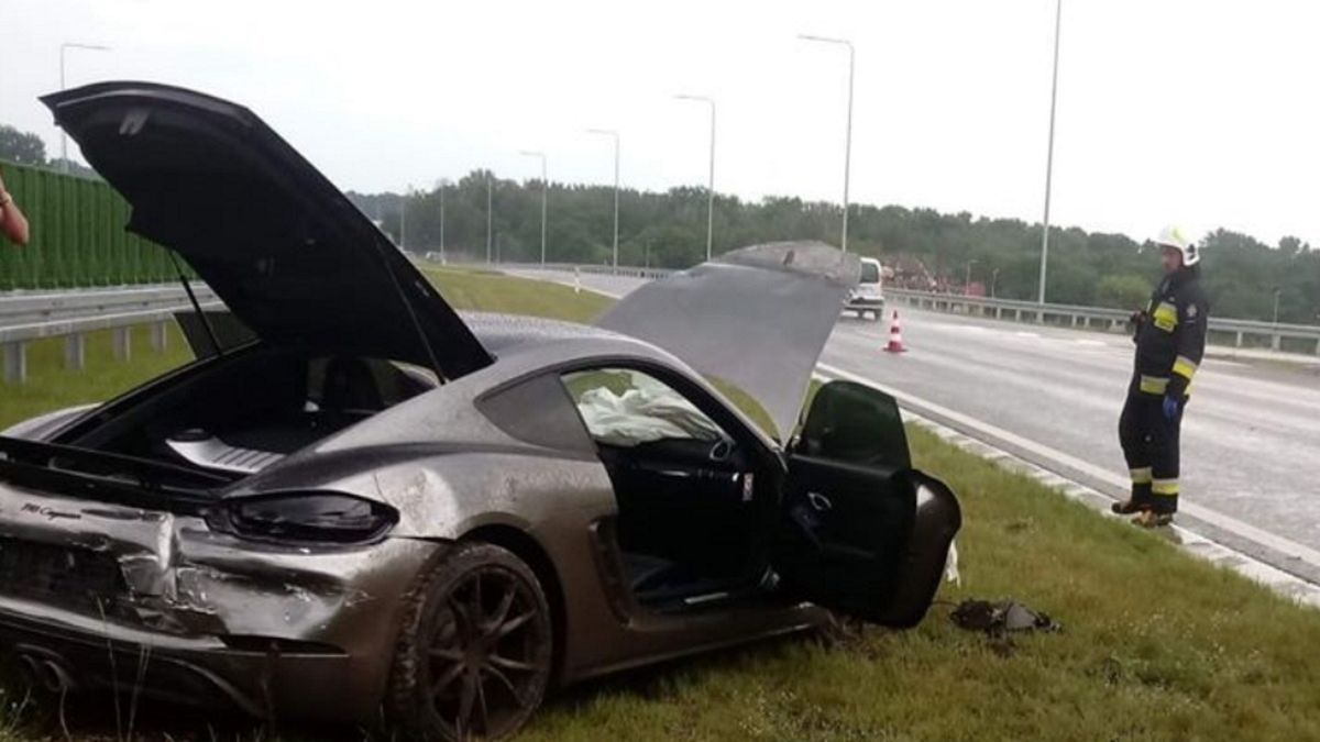 Wartość rozbitego auta oszacowano na kilkaset tysięcy złotych
