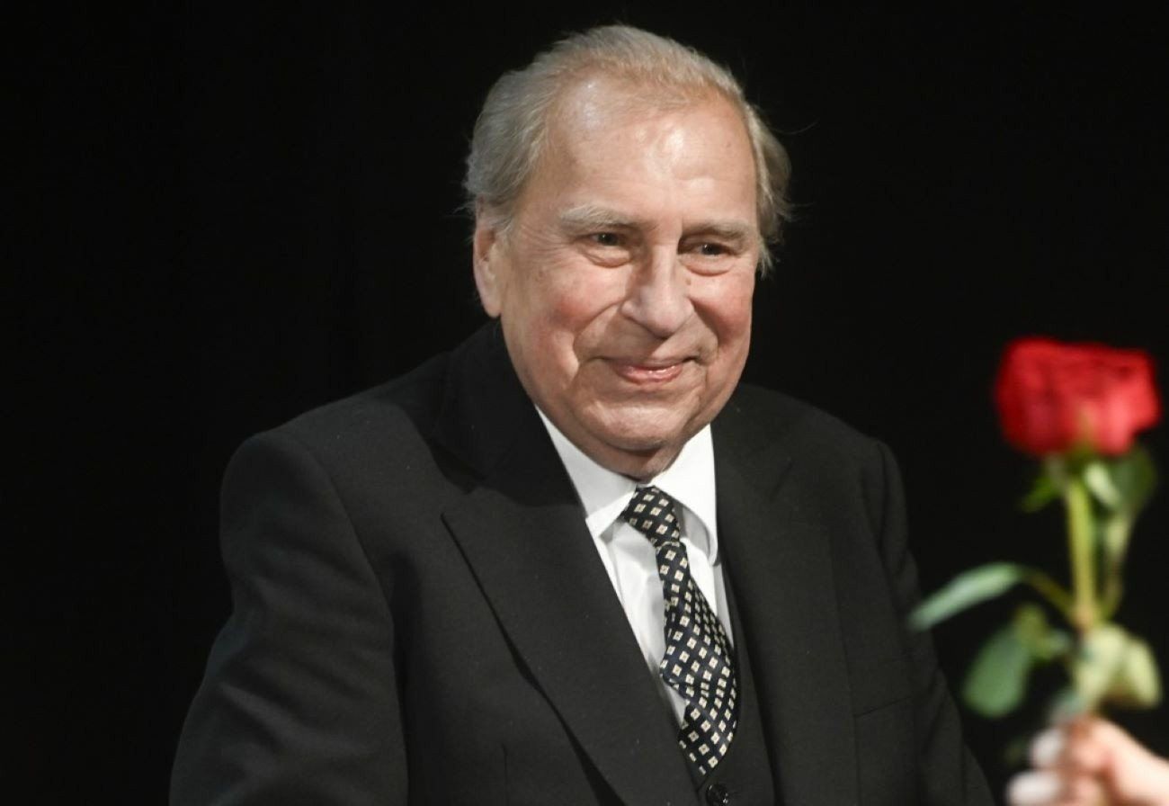 Jerzy Stuhr zmarł 9 lipca 2024 roku w wieku 77 lat. Od lat miał poważne problemy ze zdrowiem. Przeszedł dwa zawały serca i udar mózgu. Miał też nowotwór krtani. O śmierci wybitnego aktora poinformował jego syn - Maciej Stuhr.Jerzy Stuhr na premierze spektaklu &#34;Geniusz&#34;. Rok 2024. Zajrzyjcie do naszej galerii i zobaczcie, jak dziś wygląda Matylda Stuhr, wnuczka Jerzego Stuhra &gt;&gt;&gt;