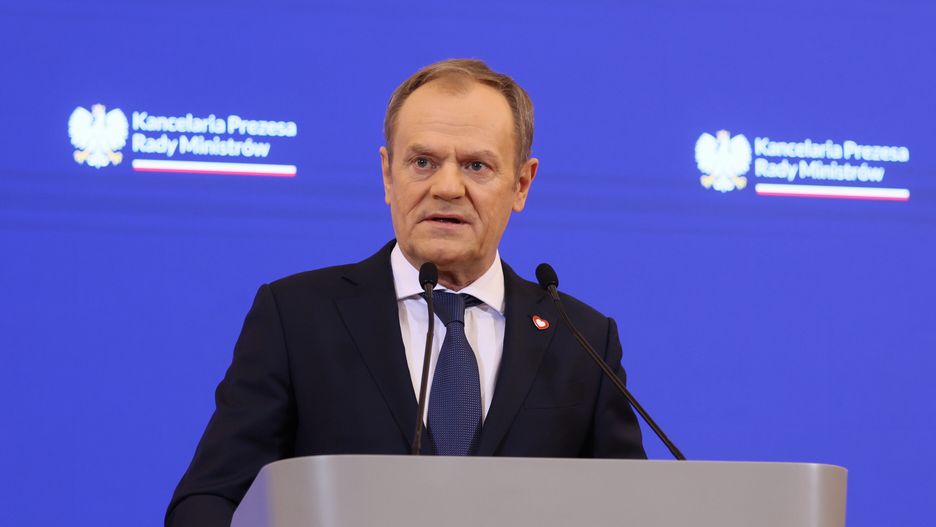 Warszawa, 15.01.2024. Premier Donald Tusk podczas konferencji prasowej w KPRM w Warszawie, 15 bm. Premier Tusk ogłosił m.in. termin wyborów samorządowych, które odbędą się w dniach 7 i 21 kwietnia br. (mr) PAP/Leszek Szymański