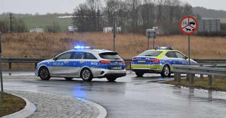 Zablokowana droga wojewódzka po zderzeniu osobówki z autokarem. Są osoby poszkodowane