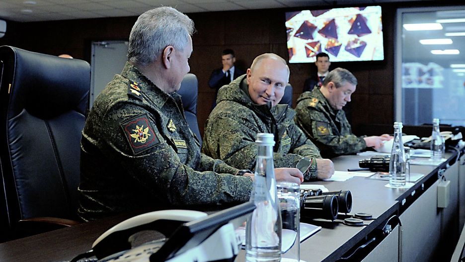 arch52
TOPSHOT - Russian President Vladimir Putin (C), accompanied by Defence Minister Sergei Shoigu (L) and Valery Gerasimov, the chief of the Russian General Staff, oversees the 'Vostok-2022' military exercises at the Sergeevskyi training ground outside the city of Ussuriysk on the Russian Far East on September 6, 2022. - The Vostok 2022 military exercises, involving several Kremlin-friendly countries including China, takes place from September 1-7 across several training grounds in Russia's Far East and in the waters off it. Over 50,000 soldiers and more than 5,000 units of military equipment, including 140 aircraft and 60 ships, are involved in the drills. (Photo by Mikhail KLIMENTYEV / SPUTNIK / AFP)
MIKHAIL KLIMENTYEV