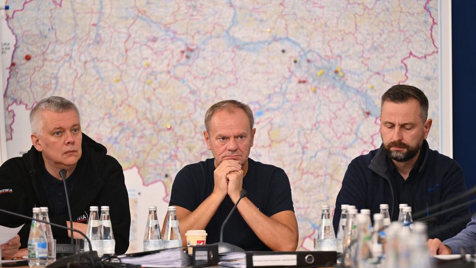 Wrocław, 18.09.2024. Premier Donald Tusk (C), wicepremier, minister obrony narodowej Władysław Kosiniak-Kamysz (P) oraz szef MSWiA Tomasz Siemoniak (L) podczas narady ogólnopolskiego sztabu kryzysowego we Wrocławiu, 18 bm. Południowa i zachodnia Polska zmaga się z powodziami, wezbranymi rzekami i ich skutkami. Najtrudniejsza sytuacja jest w Oławie (woj. dolnośląskie). Przez miasto przechodzi fala powodziowa. Działania służb, m.in. straży pożarnej i wojsk obrony terytorialnej, skupiają się na zabezpieczaniu wałów przeciwpowodziowych. (amb) PAP/Maciej Kulczyński