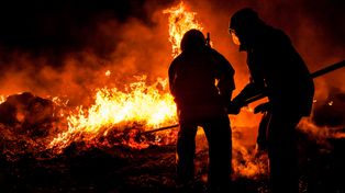 Pożar domu w miejscowości Męczennice. Walczyło pięć zastępów strażackich