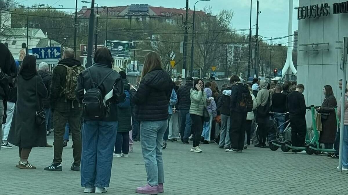 Klienci przed VIVO Lublin w trakcie prowadzonej ewakuacji