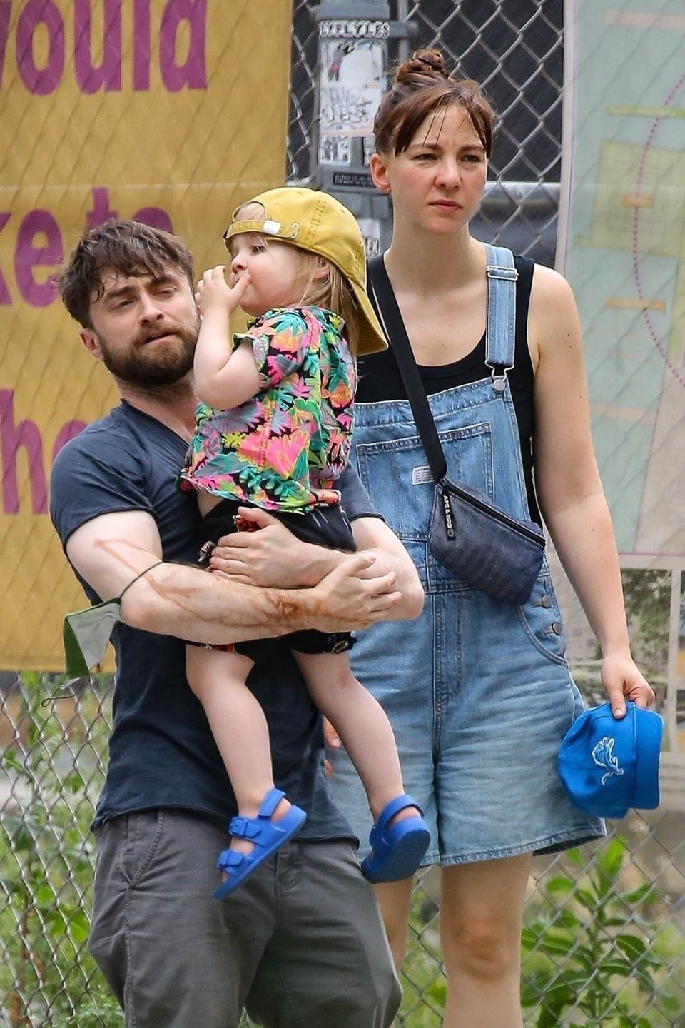 Daniel Radcliffe na spacerze z synkiem i partnerką