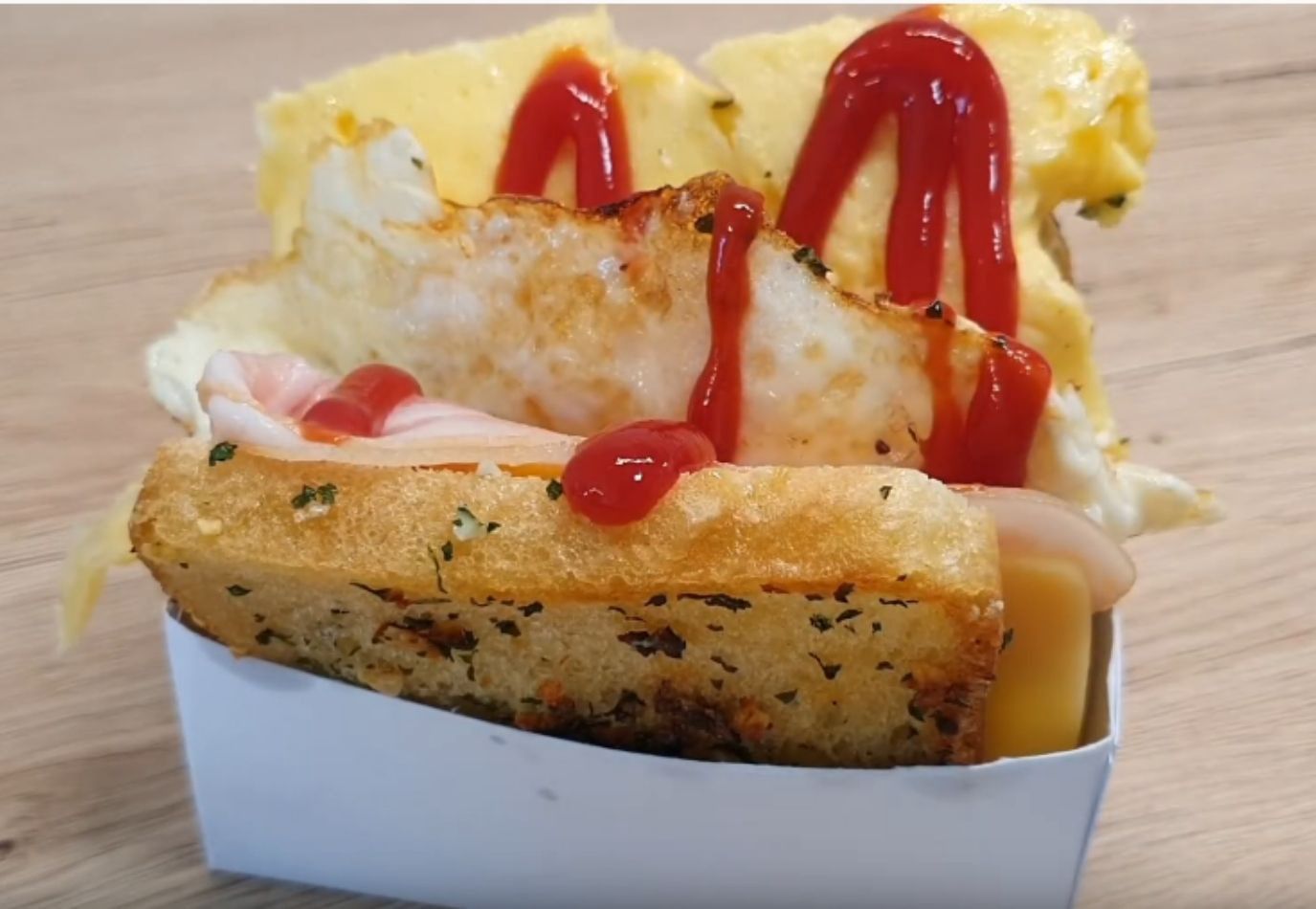 Przepis na koreańskiego tosta z jajkiem czosnkowym. Nie potrzebujesz tostera