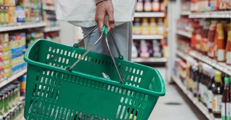 Lidl, Biedronka, a może Kaufland? Ile po podwyżce pensji można zarobić na kasie?