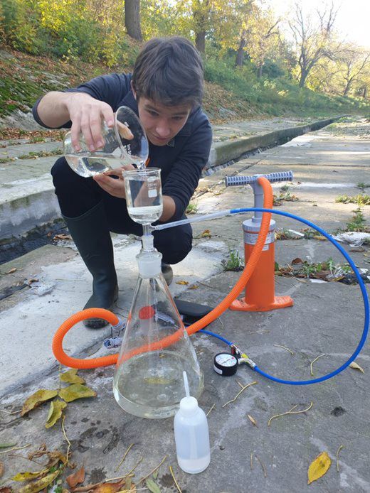 Jarek Brodecki badanie mikroplastiku w rzekach w Łodzi