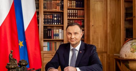 Ustawa dopuszczająca handel w niedzielę 6 grudnia z podpisem prezydenta