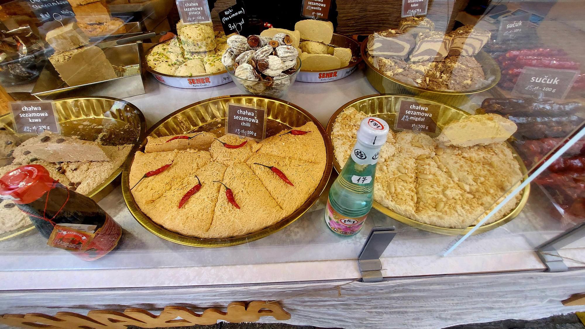 Na Jarmarku znajdziemy też pyszne słodkości. 100 gramów chałwy kosztuje ok. 13-14 zł. 