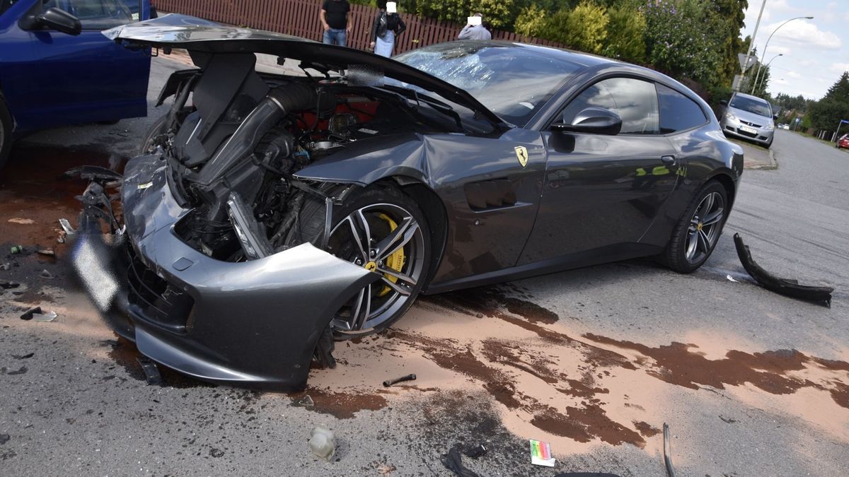 Ferrari po wypadku nadaje się tylko do kasacji