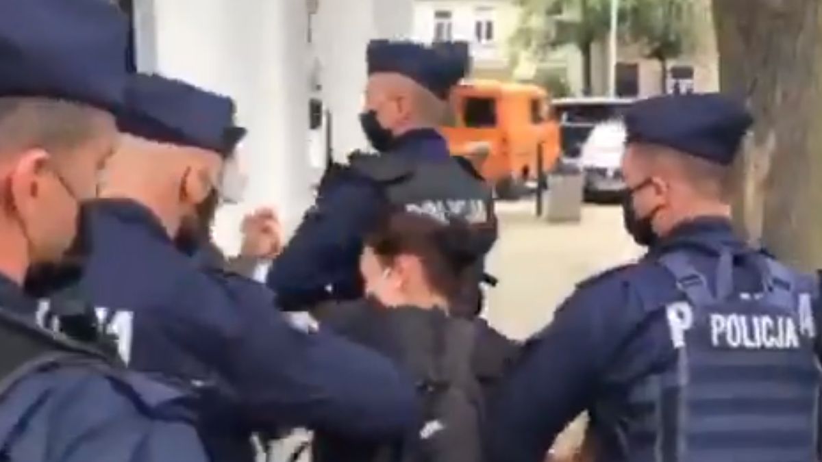 Kobieta zatrzymana przez policję podczas wiecu Andrzeja Dudy
