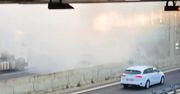 Warszawa: Pożar auta na S2. W ruch poszło kilkadziesiąt gaśnic
