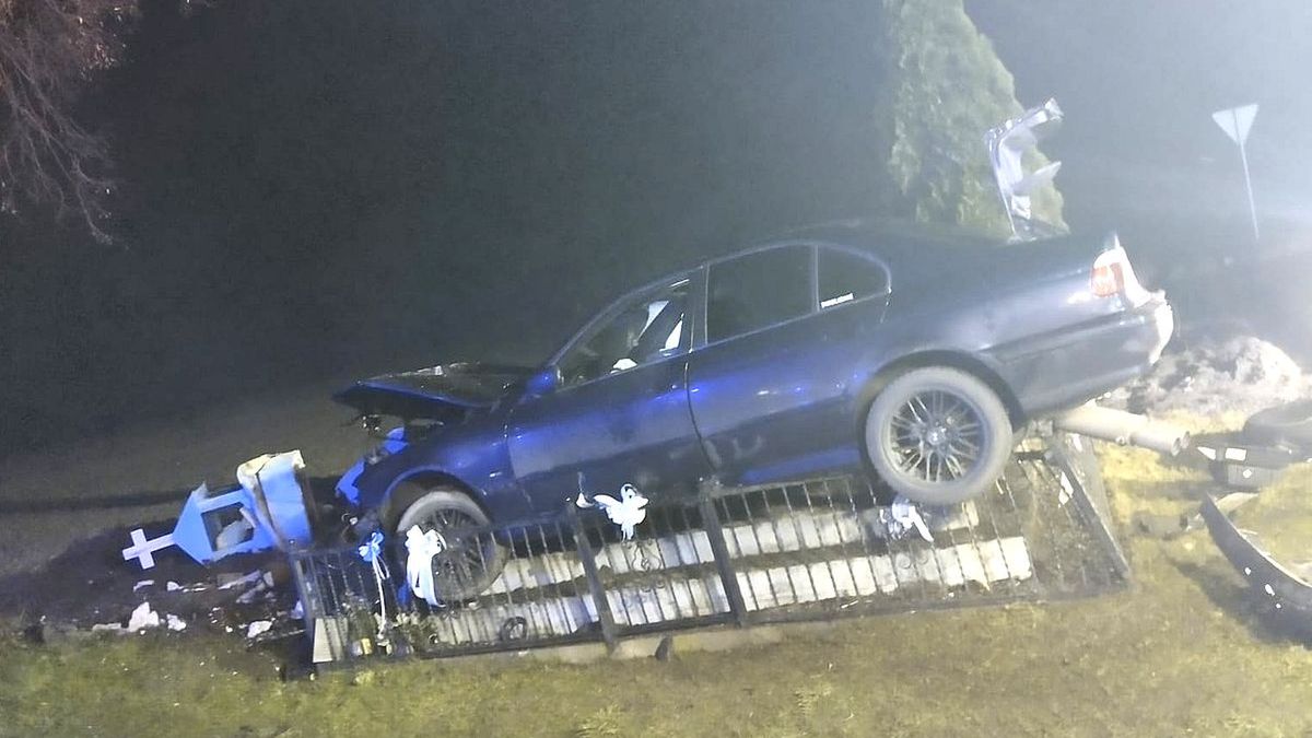 BMW wjechało w przydrożną kapliczkę