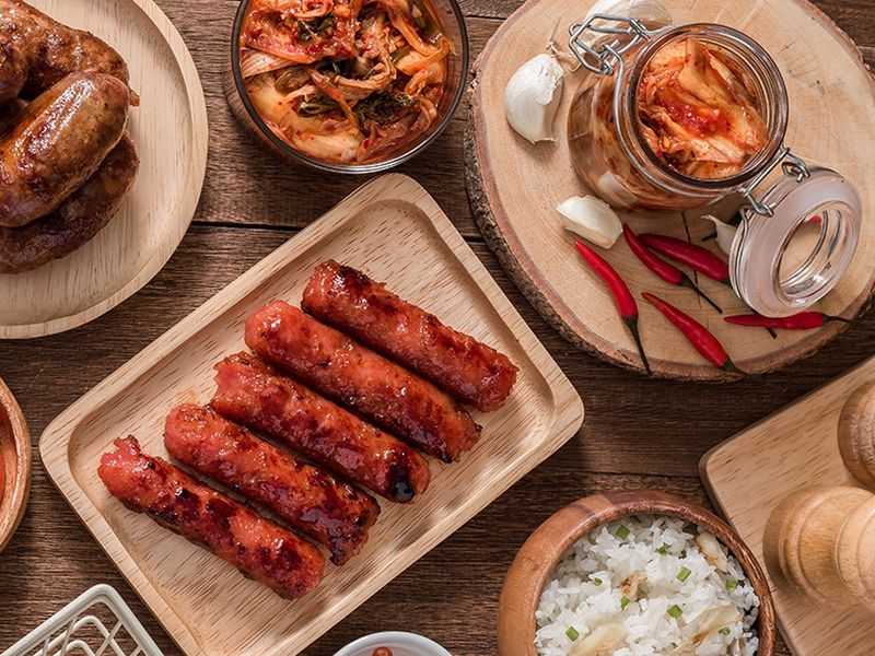 Spieczona na grillu kiełbasa podana ze słoikiem kimchi -  