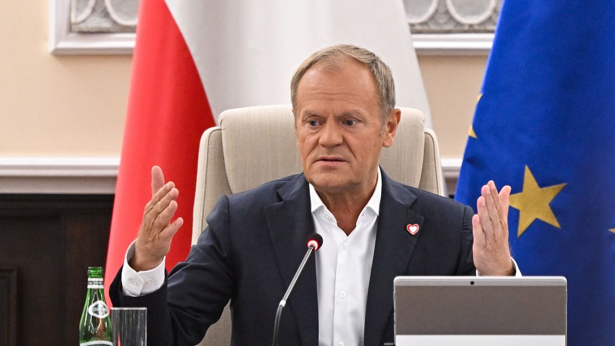 Warszawa, 28.09.2024. Premier Donald Tusk podczas posiedzenia rządu w siedzibie Kancelarii Prezesa Rady Ministrów w Warszawie, 28 bm. Rada Ministrów ma przyjąć projekt budżetu na 2025 rok oraz projekt Strategii zarządzania długiem sektora finansów publicznych w latach 2025?2028.(ad) PAP/Radek Pietruszka