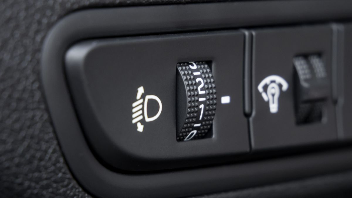 Większość samochodów posiada pokrętło do regulacji świateł