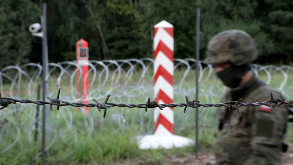 Stan wyjątkowy na granicy z Białorusią. Według mieszkańców gminy Michałowo graniczna rzeka jest pokonywana z użyciem łodzi lub pontonów