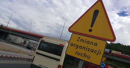 Lublin: Zderzenie autobusu komunikacji miejskiej z osobówką. Dwie osoby ranne