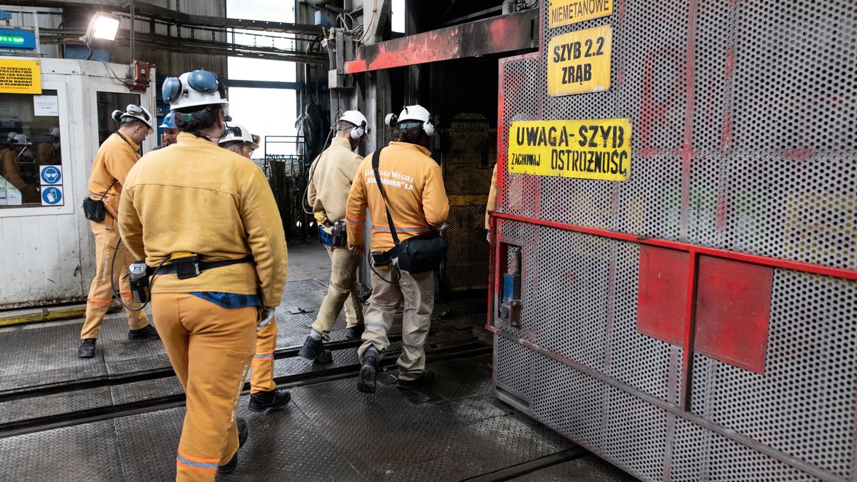 Na zdjęciu górnicy wchodzący do kopalni