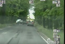 Wjechał na "czołówkę". Kilka razy dachował. Nagranie policji