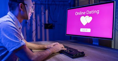 Oszustwa romantyczne i "love bombing". Walentynki pod lupą NASK