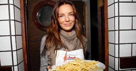 Ciężarna Agnieszka Włodarczyk smaży bułkę tartą i wyznaje: "KOCHAM STAĆ PRZY GARACH" (FOTO)