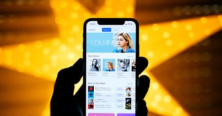 Ambasadorka Samsunga przyłapana z iPhonem X. Może ją to sporo kosztować