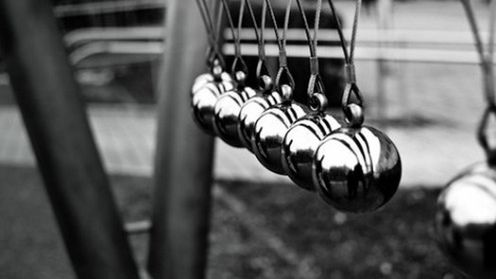 Ciekawe zastosowanie dla kołyski Newtona 1