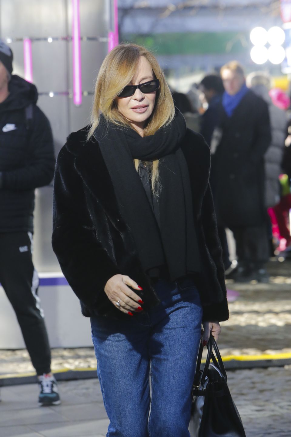 Joanna Przetakiewicz przed studiem "Dzień Dobry TVN"