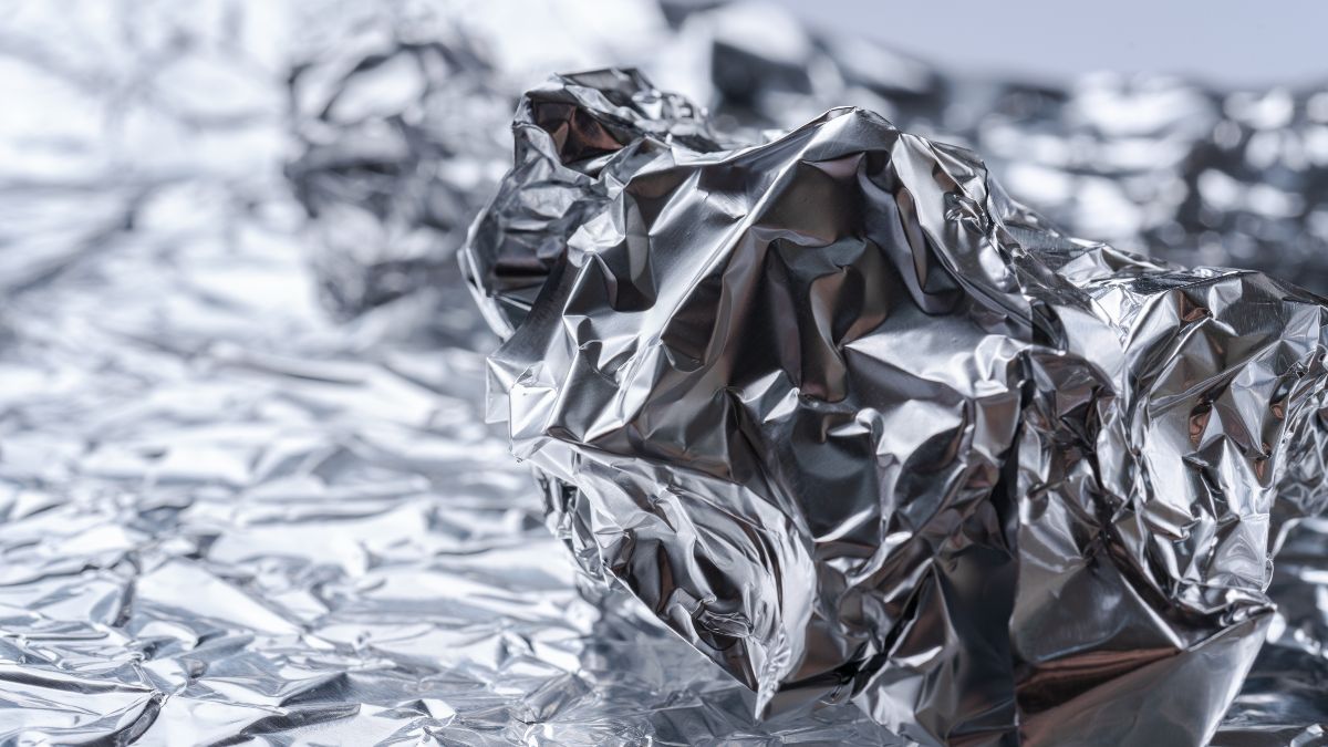 Folia aluminiowa ma dwie strony, a każda charakteryzuje się innym działaniem