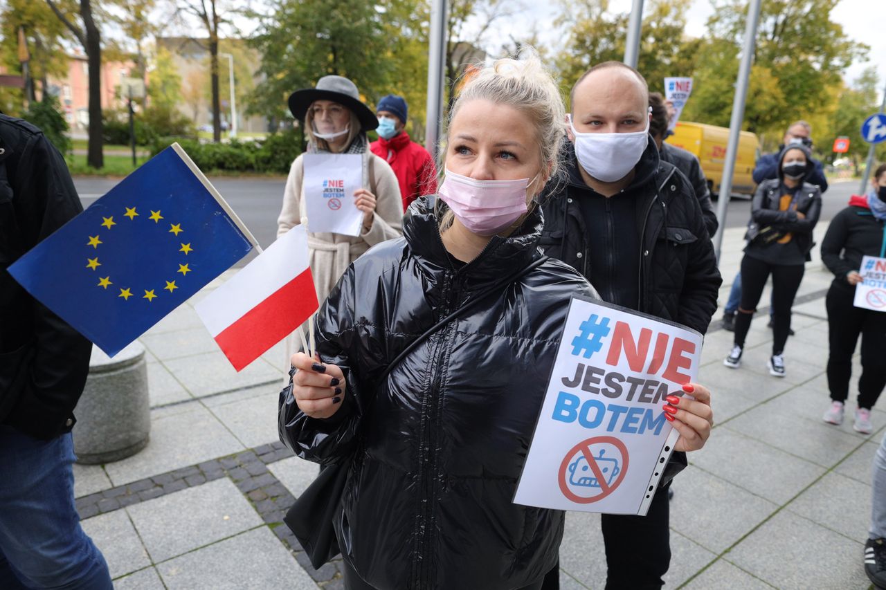 Protest przedsiębiorców przed siedzibą WARP (fot. Łukasz Cynalewski/Agencja Gazeta)