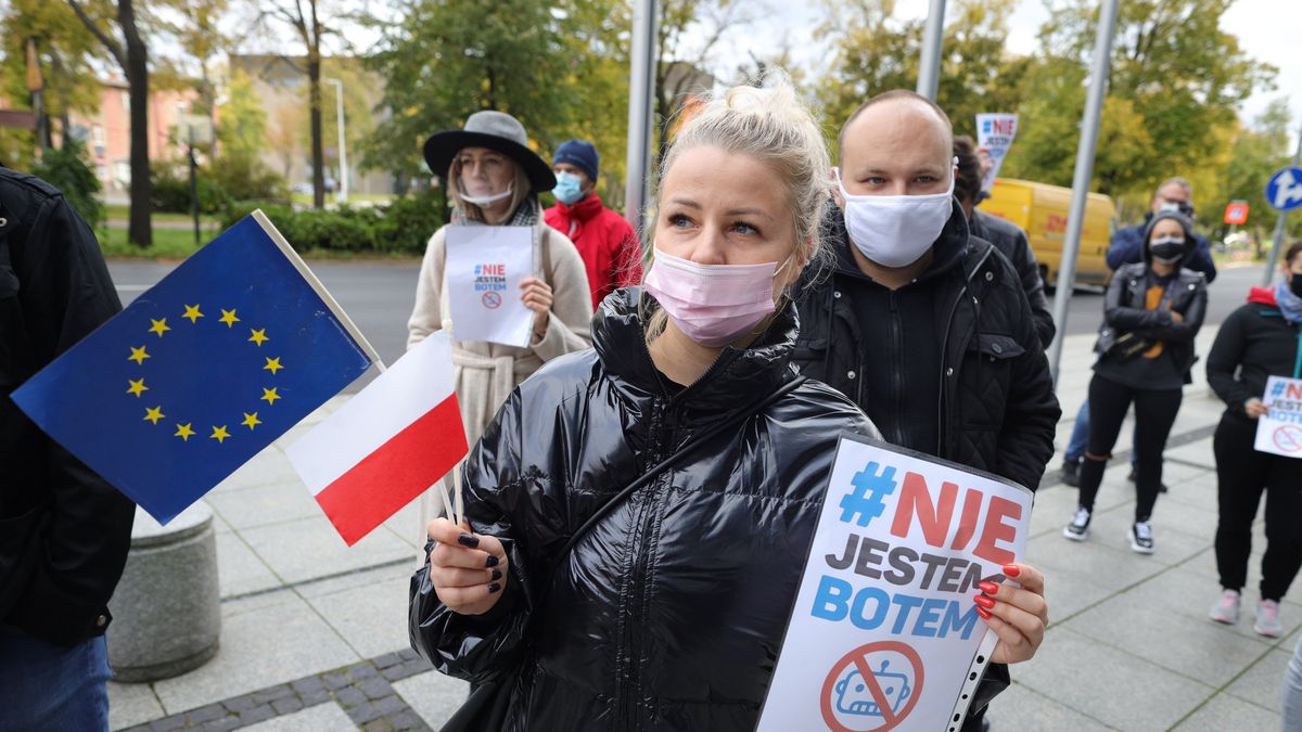 Protest przedsiębiorców przed siedzibą WARP (fot. Łukasz Cynalewski/Agencja Gazeta)