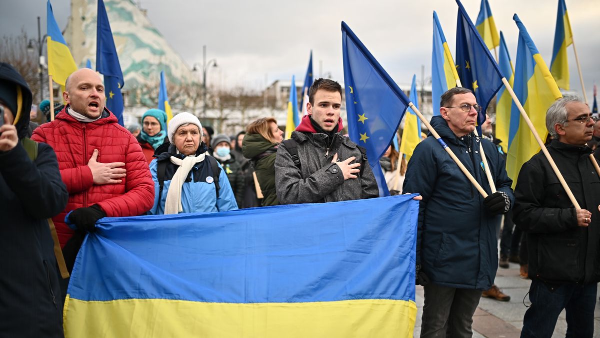 wiec poparcia
Sopot, 26.02.2022. Wiec poparcia dla narodu ukrai�skiego pod has�em "Solidarnie z Ukrain�", 26 bm. na placu Przyjaci� Sopotu. Trwa rosyjska inwazja na Ukrain�. (mr) PAP/Marcin Gadomski
Marcin Gadomski
agresja, dla Ukrai�c�w, flaga Ukrainy, inwazja, konsulat, manifestacja, polityka, poparcie, protest, Rosji, rosyjska, sprzeciw, uczestnicy, uwolnienia, wiec
