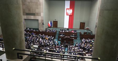 Akcyza. Co robili posłowie opozycji, którzy nie głosowali? Władze KO myślą o dyscyplinarkach