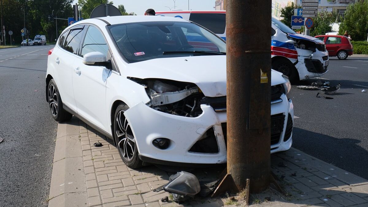 Zderzenie forda z ambulansem na skrzyżowaniu al. Tysiąclecia z ul. Lubartowską