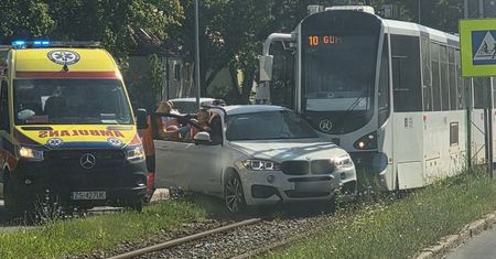 Utrudnienia na szczecińskich Gumieńcach. BMW wjechało pod tramwaj linii 10