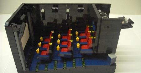 Seans filmowy wśród klocków Lego