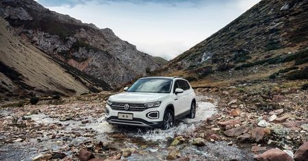 VW główkuje nad następcą Tiguana Allspace. Może nim być chiński Tayron