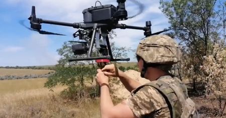 Komercyjny dron w wersji "ciężkiego bombowca". Przenosi pociski moździerzowe