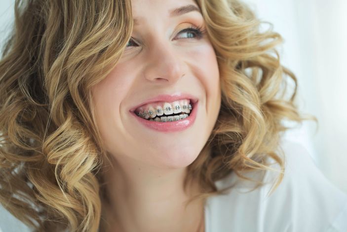 To, ile trwa leczenie ortodontyczne, jest kwestią indywidualna. W dużej mierze okres terapii zależy od: wieku pacjenta i rodzaju aparatu.