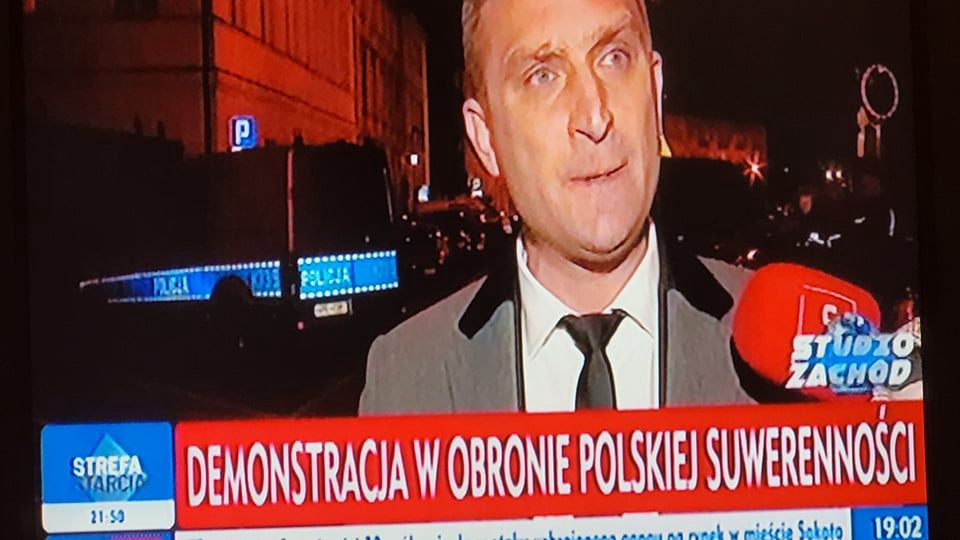 Paski TVP Info podczas wiecu w Warszawie