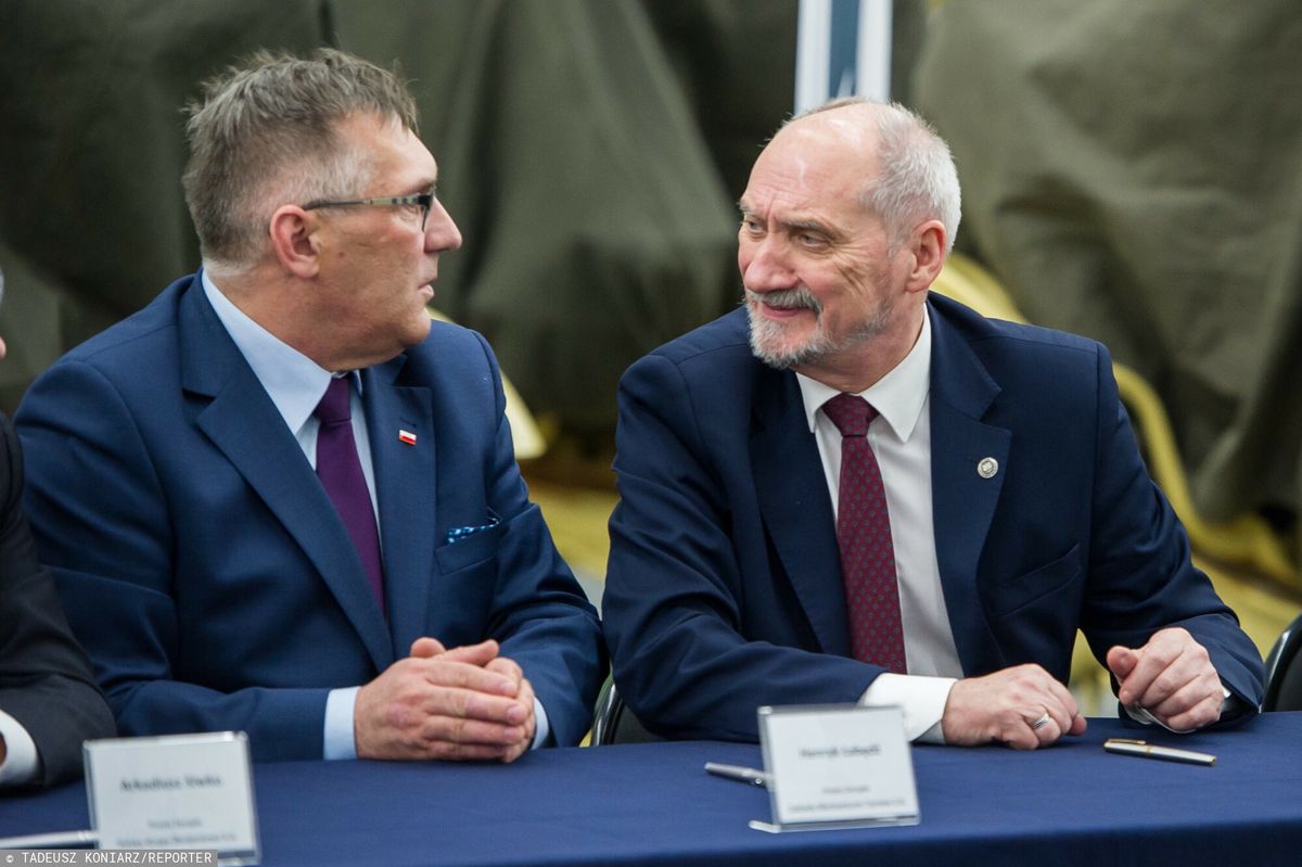 CBA przeszukało dom prezesa Zakładów Mechanicznych w Tarnowie. Na zdjęciu moment podpisania kontraktu przez Antoniego Macierewicza, ówczesnego szefa MON