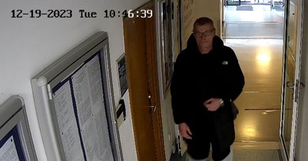 Zaatakował personel szpitala i pacjentów. Teraz szuka go policja