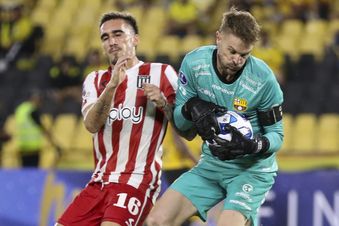 Javier Burrai (R) goalkeeper of Barcelona vies for the ball with Mauro Mendez of Estudiantes during the Copa Sudamericana soccer match between Barcelona and Estudiantes at Monumental stadium in Guayaquil, Ecuador, 11 July 2023. EPA/Jonathan Miranda Dostawca: PAP/EPA.