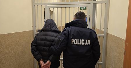 Miał podpalić kołdrę, pod którą spała jego żona. Został zatrzymany