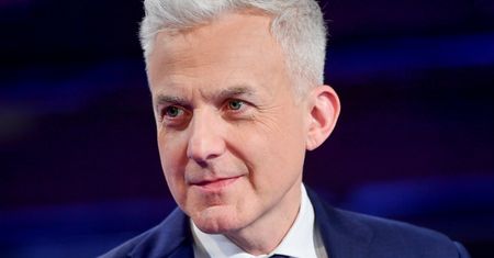 Urbański wyglądał jak nie on. Co się stało z jego twarzą i włosami?
