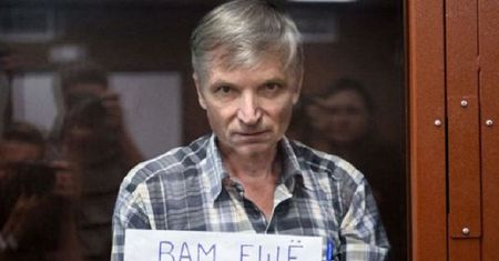 Rosjanin dostał 7 lat. Nawet w sądzie był twardy. Taką trzymał kartkę