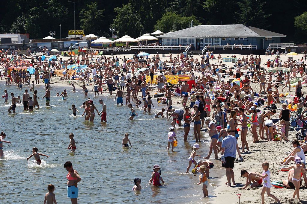 Tłumy na gdyńskiej plaży na początku lipca