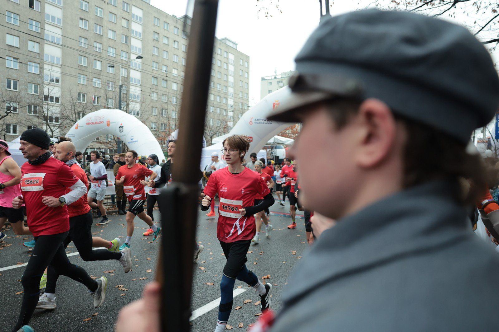 Zawodnicy na starcie 35. Biegu Niepodlegości w Warszawie